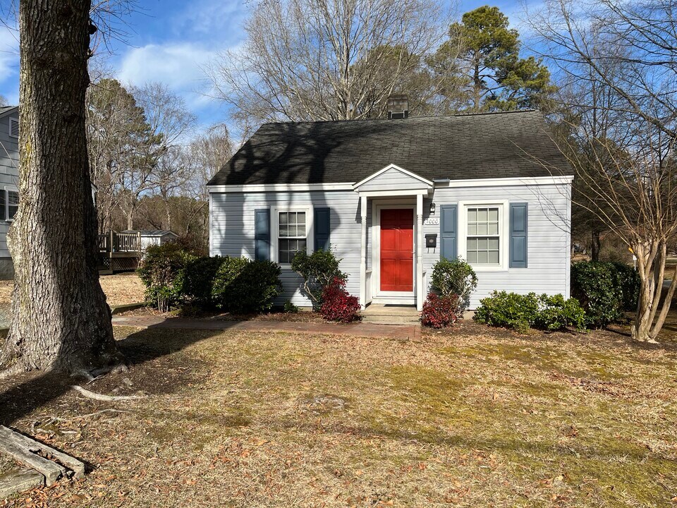 1000 N Greensboro St in Carrboro, NC - Building Photo