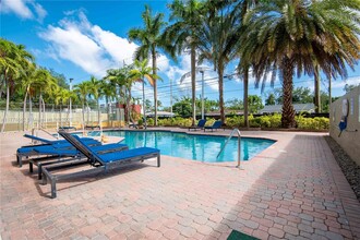 3500 Coral Way, Unit 508 in Coral Gables, FL - Foto de edificio - Building Photo