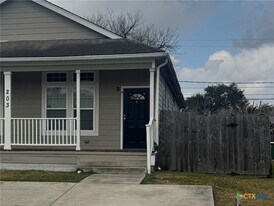 203 Palmwood Dr, Unit B in Victoria, TX - Building Photo