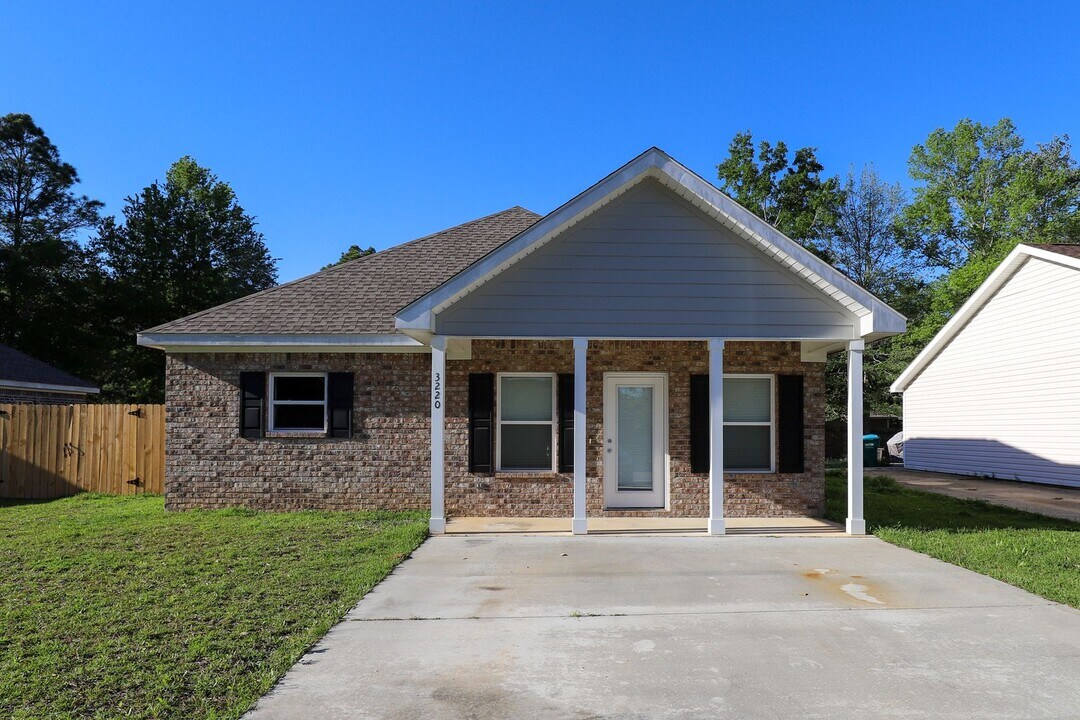 3220 Tuna Rd in Gautier, MS - Building Photo