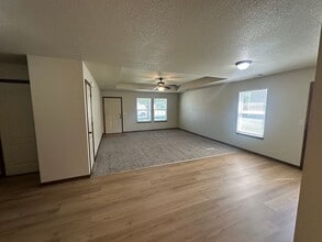 128 SE Rock Garden Ln in Lee's Summit, MO - Building Photo - Building Photo