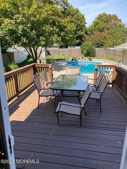 327 Roosevelt Ave in Ocean Township, NJ - Foto de edificio - Building Photo