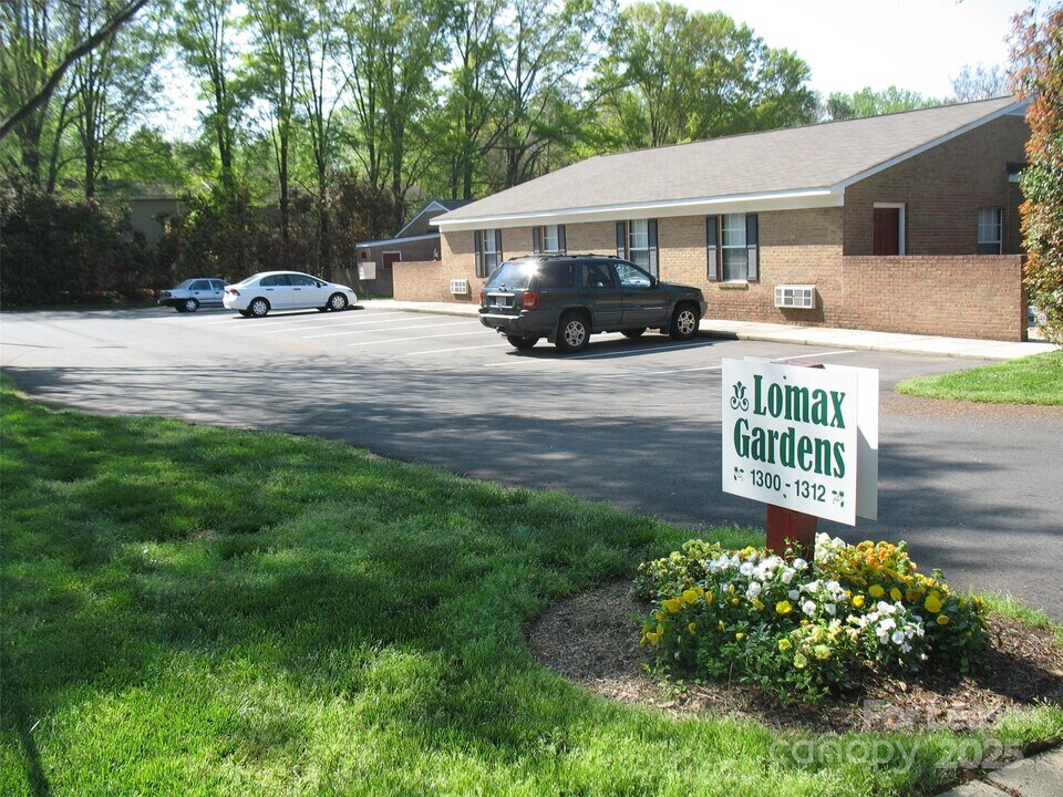 1300 Lomax Ave in Charlotte, NC - Building Photo