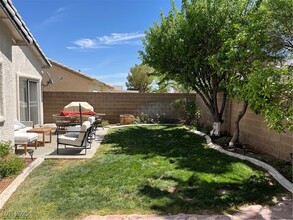 10231 Queensbury Ave in Las Vegas, NV - Foto de edificio - Building Photo