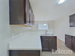 750 Chariot Way in Hopkins, SC - Foto de edificio - Building Photo