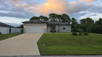 9052 W Broad Cir in La Belle, FL - Building Photo