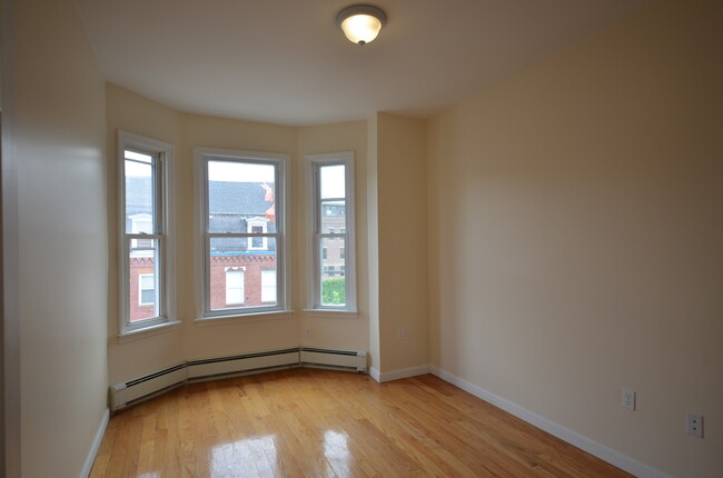 16 Chelsea St, Unit 3 in Boston, MA - Building Photo - Building Photo