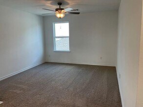 401 Stinchcomb Rd in Hutto, TX - Building Photo - Building Photo