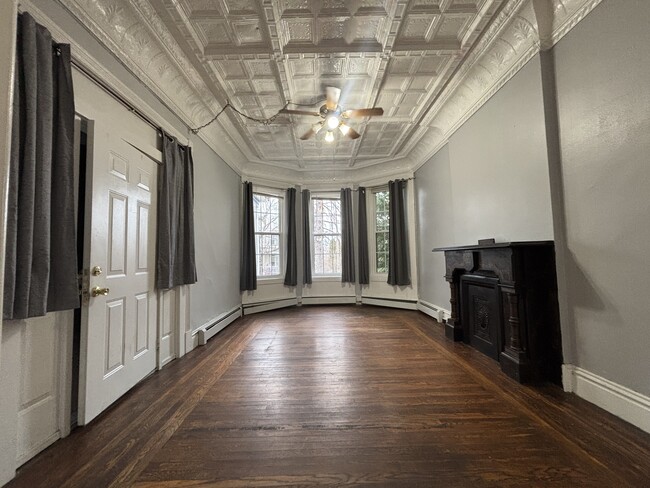 203 Main St, Unit 1 in Cohoes, NY - Foto de edificio - Building Photo