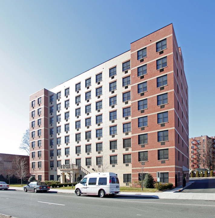 Seton Manor in Yonkers, NY - Foto de edificio