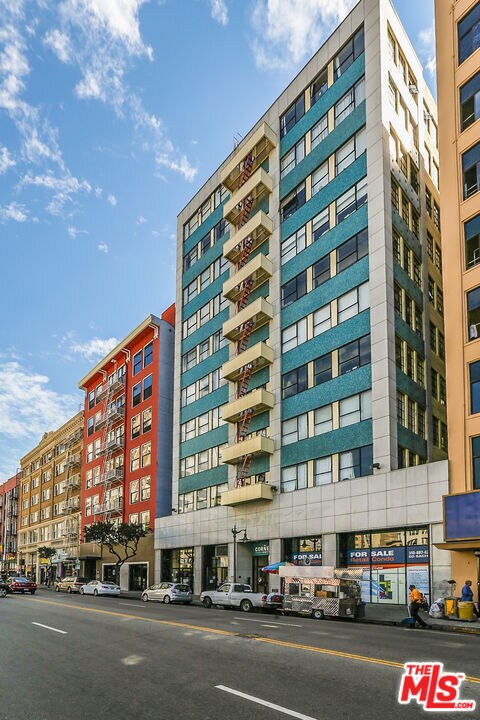 746 S Los Angeles St in Los Angeles, CA - Foto de edificio - Building Photo