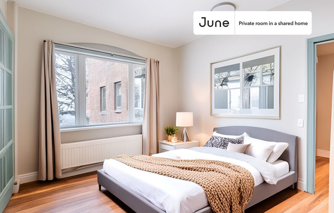 Private bedroom in 2 bed/1 bath Home in Boston, MA - Building Photo