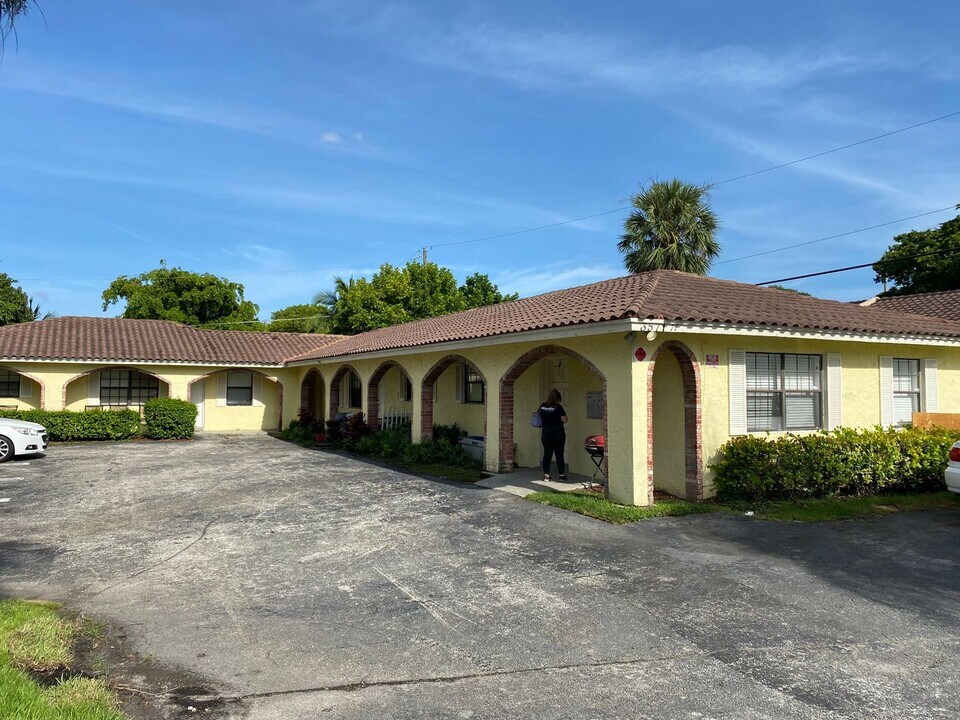 3571 Riverside Dr in Coral Springs, FL - Building Photo