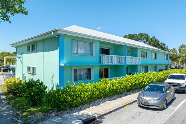 Four Twenty One Condominium in Lake Worth Beach, FL - Building Photo - Building Photo