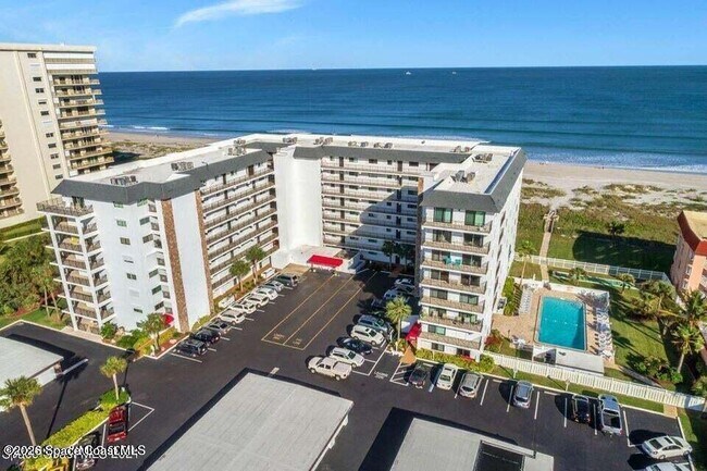 650 N Atlantic Ave in Cocoa Beach, FL - Foto de edificio - Building Photo