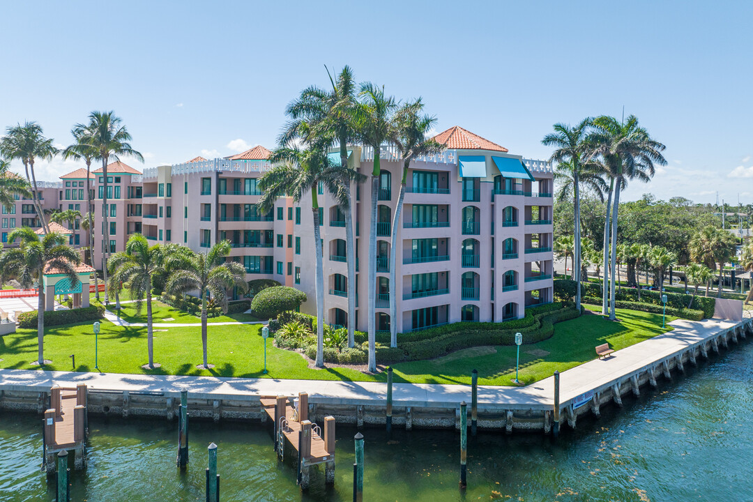 Mizner Court in Boca Raton, FL - Building Photo