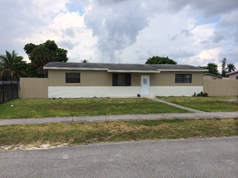 20420 NW 25th Ct in Miami Gardens, FL - Building Photo