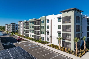 Gateway Commons Apartments in Palmetto, FL - Building Photo