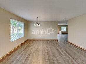 818 Glen Cove Ln in Pingree Grove, IL - Foto de edificio - Building Photo