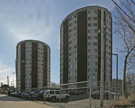 College Court in Milwaukee, WI - Building Photo - Building Photo