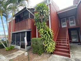 8221 12th Way N in St. Petersburg, FL - Building Photo