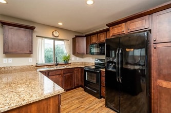 930 Stinocher St in Solon, IA - Foto de edificio - Building Photo