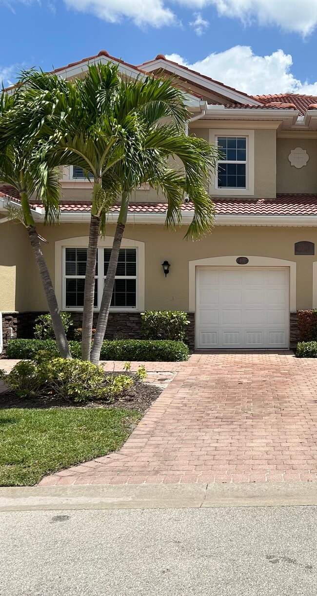 property at 7511 Oakshade Cir