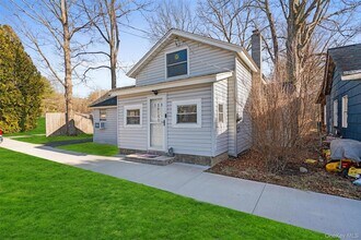 136 Pine St in Wurtsboro, NY - Foto de edificio - Building Photo
