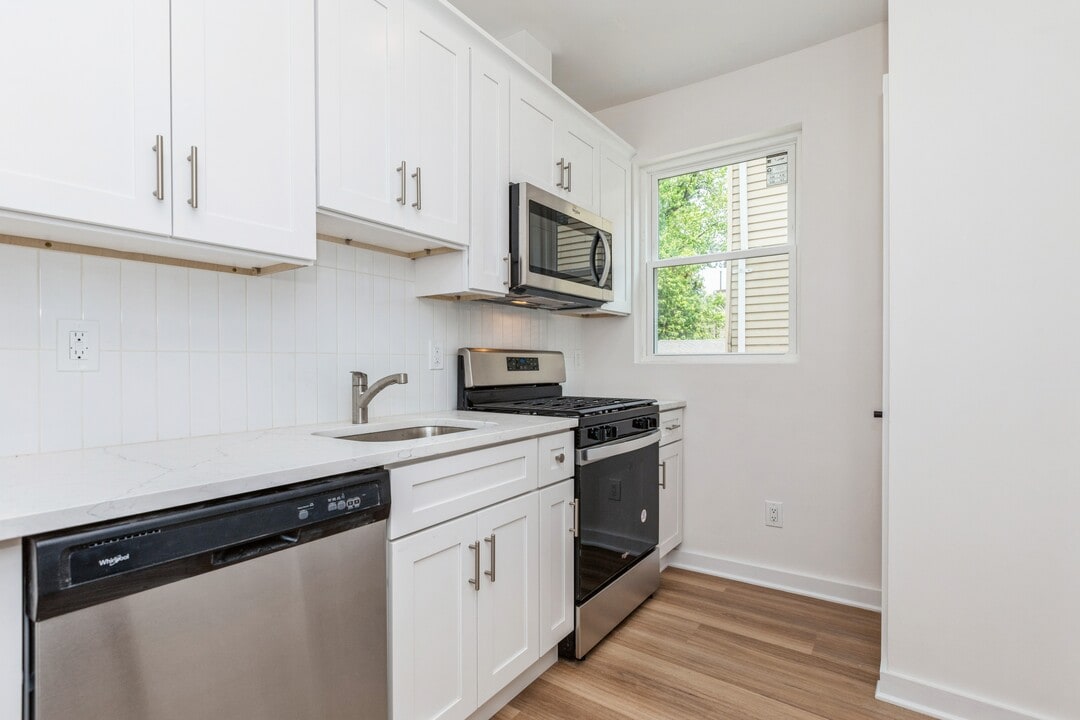 164 Glenwood Ave, Unit 102 in Bloomfield, NJ - Building Photo