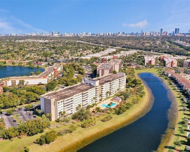 800 NE 195th St in Miami, FL - Foto de edificio - Building Photo