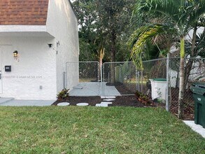 330 Sunshine Dr in Coconut Creek, FL - Building Photo - Building Photo