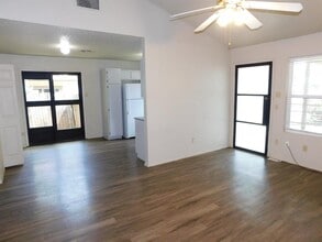 7800 Brodie Ln in Austin, TX - Building Photo - Building Photo