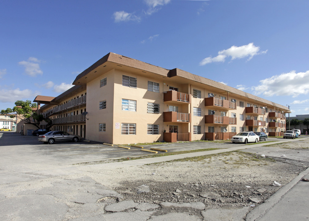 Caribbean Club Apartments in North Miami, FL - Building Photo