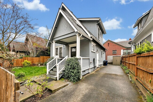 2207 E Olive St in Seattle, WA - Building Photo - Building Photo