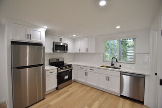 14830 Dickens St, Unit 14834 1/2 in Los Angeles, CA - Building Photo - Building Photo