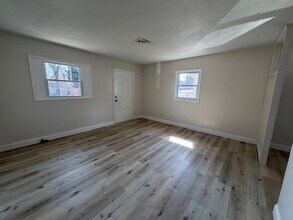 910 Richland St, Unit 910-A in High Point, NC - Foto de edificio - Building Photo