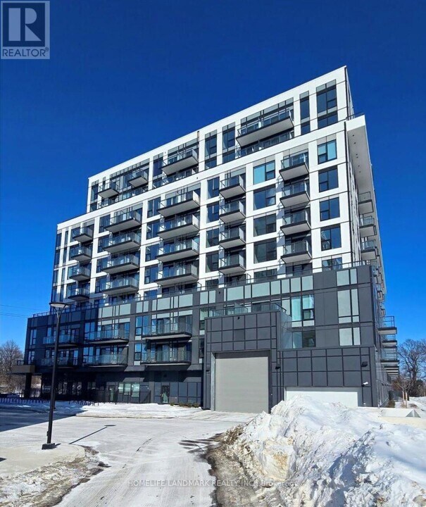 7439 Kingston Rd in Toronto, ON - Building Photo