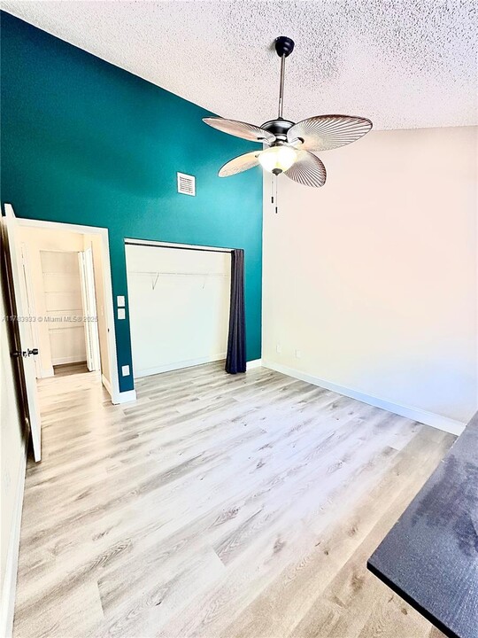 1847 Runners Way in North Lauderdale, FL - Foto de edificio