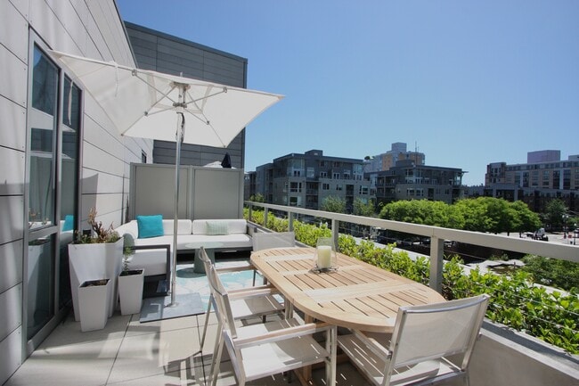 1075 NW Northrup St, Unit 315 in Portland, OR - Building Photo - Building Photo