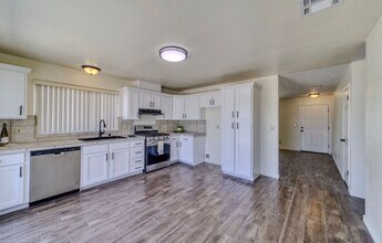 931 Holly St in Bullhead City, AZ - Building Photo - Building Photo