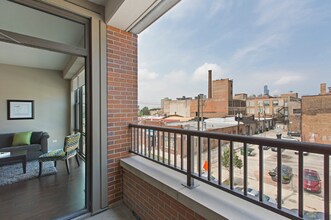 2296 S Michigan Ave in Chicago, IL - Foto de edificio - Building Photo