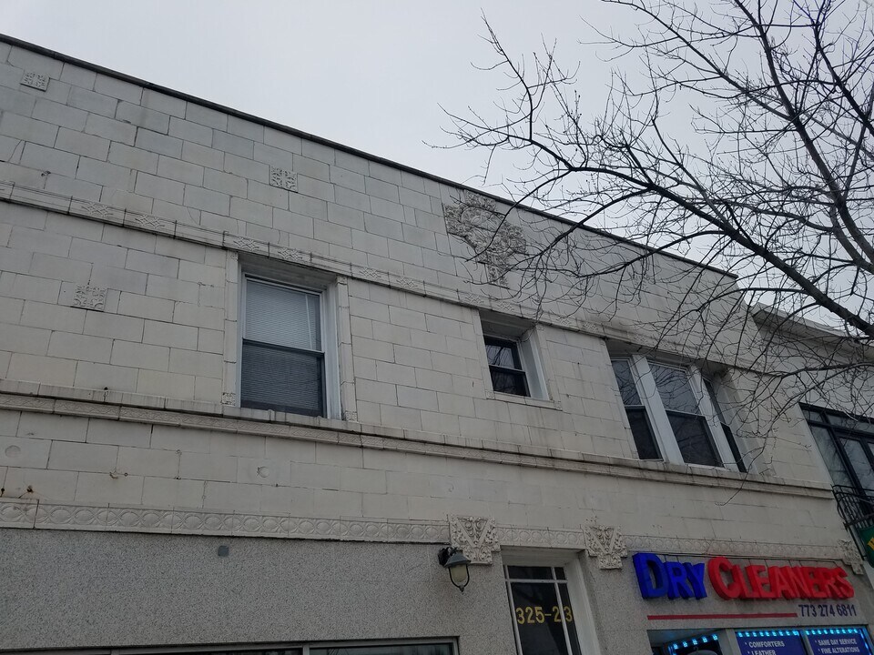 6323 N Clark St in Chicago, IL - Building Photo