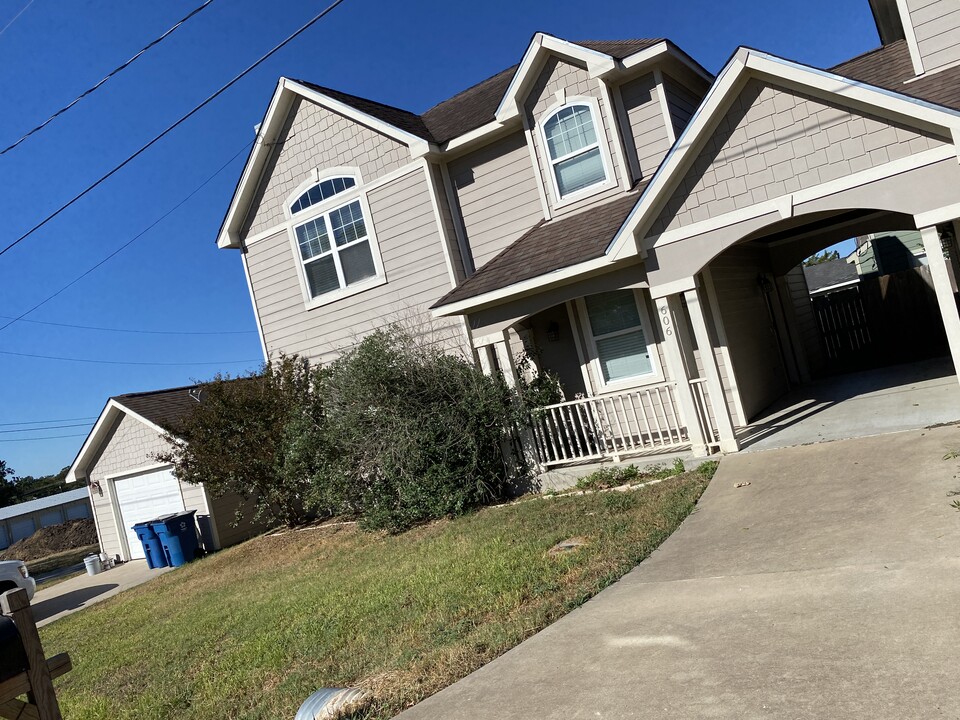 606 South A Ave. in Bellville, TX - Building Photo