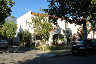 631 E Garfield Ave in Glendale, CA - Building Photo - Building Photo