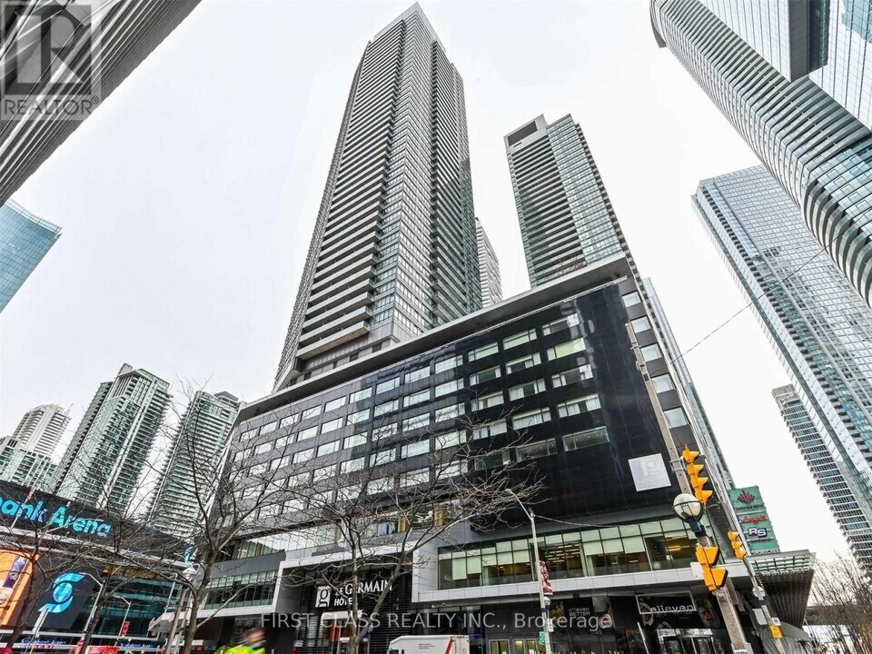 65-3665 Bremner Blvd in Toronto, ON - Building Photo