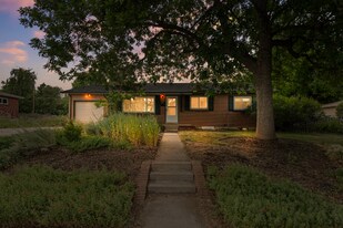 571 S Taft St in Lakewood, CO - Building Photo