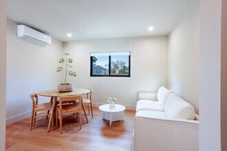 6900 Willoughby Ave, Unit 6902 in Los Angeles, CA - Foto de edificio - Building Photo