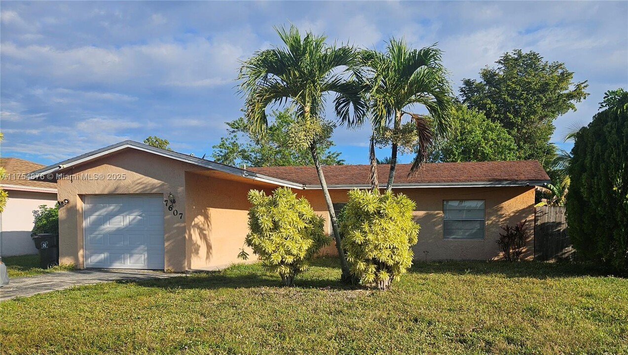 7607 SW 8th Ct in North Lauderdale, FL - Building Photo