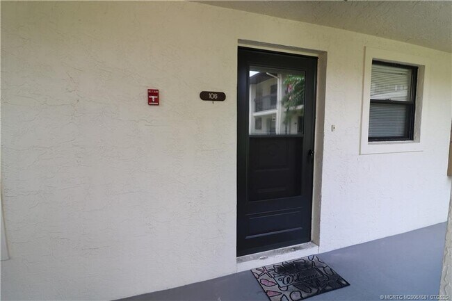 241 SW South River Dr in Stuart, FL - Foto de edificio - Building Photo