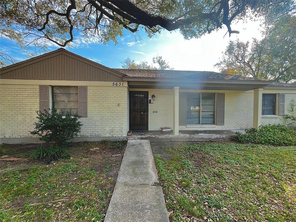 5631 W Bellfort Ave in Houston, TX - Building Photo